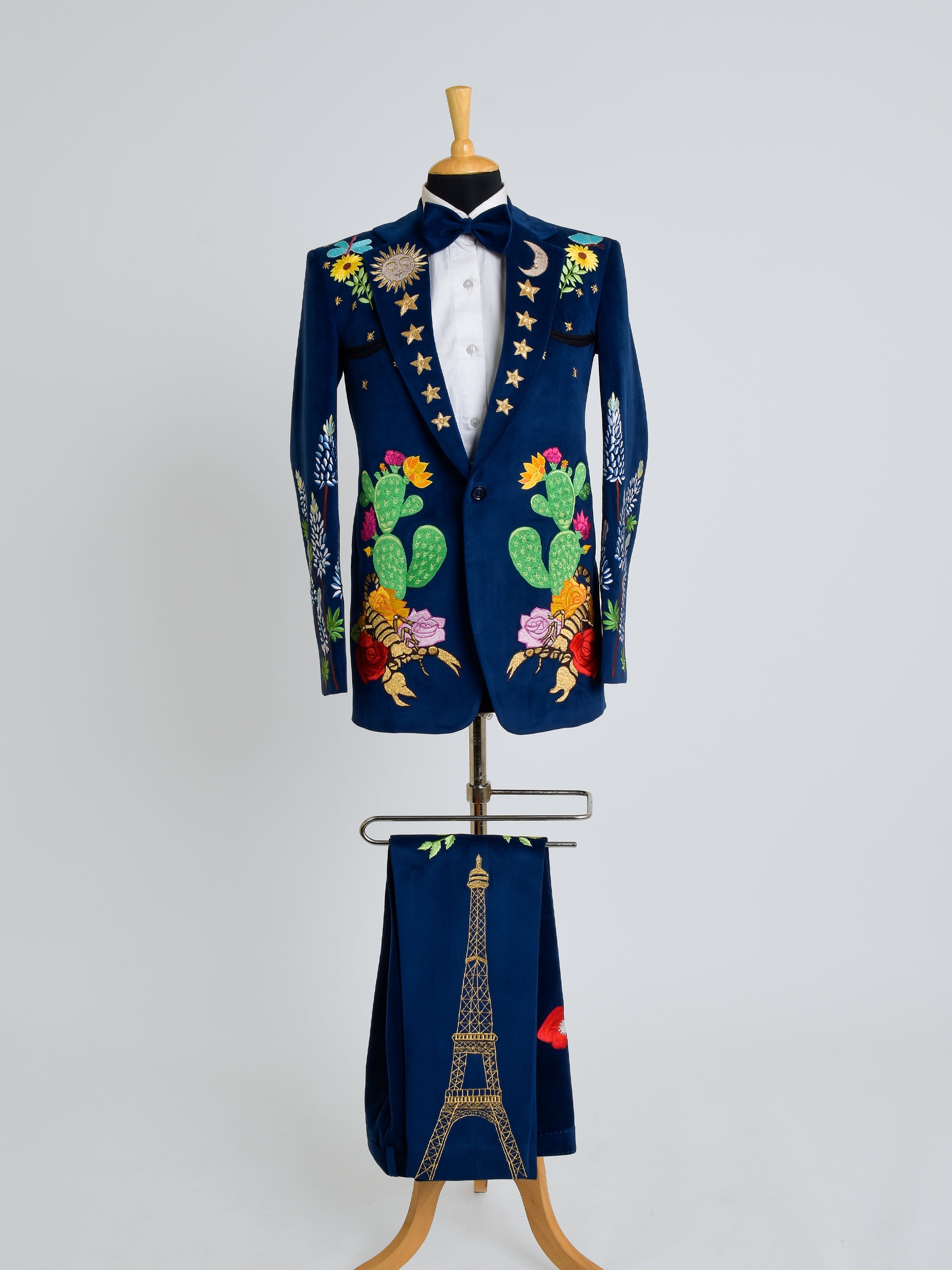 The suit is paired with matching trousers and a cowboy hat, embodying the essence of traditional western style.