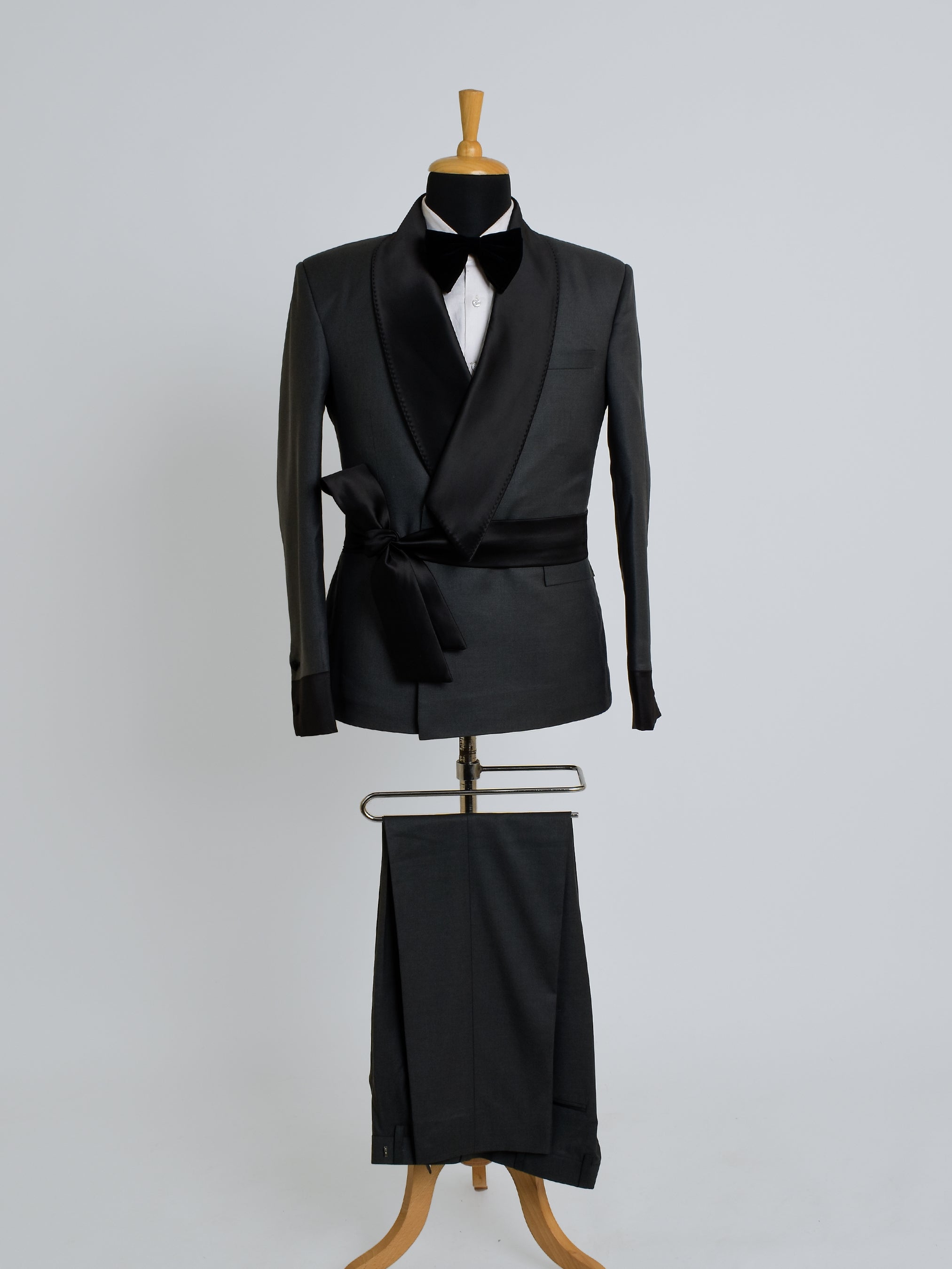 Custom suits, Bespoke Suits, Tailored clothing, Men's custom suits, and tailor-made suits.