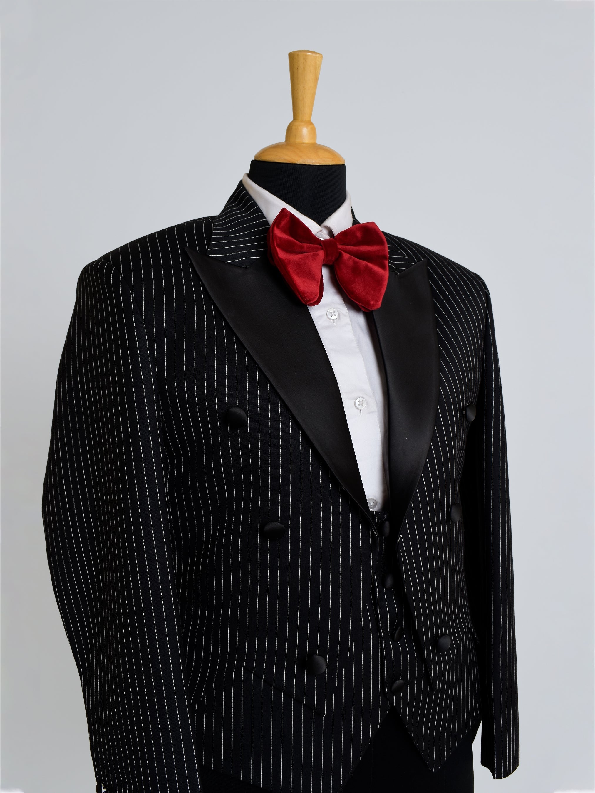 Custom suits, Bespoke Suits, Tailored clothing, Men's custom suits, and tailor-made suits.