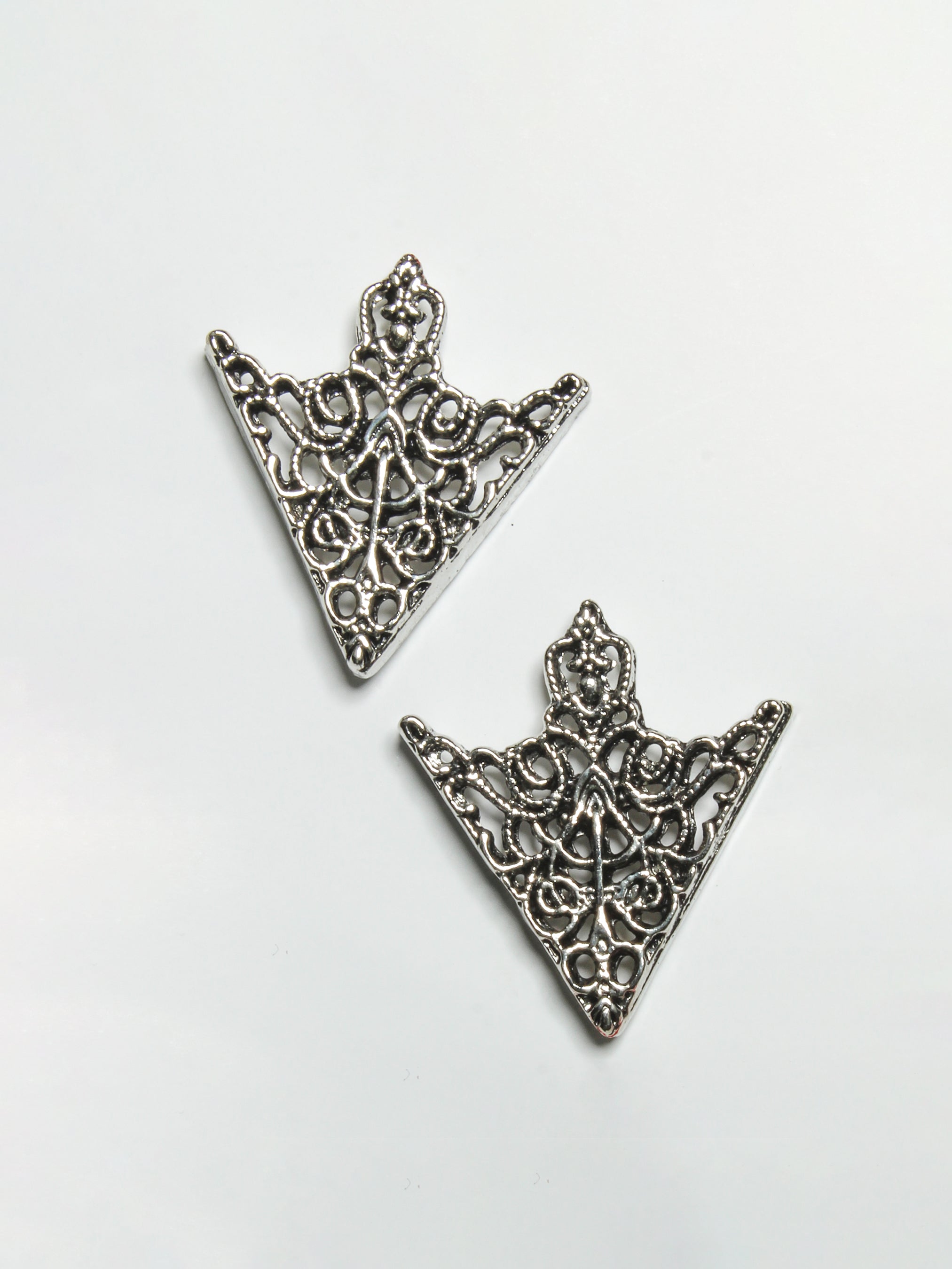 Silver Antique Collar Corners