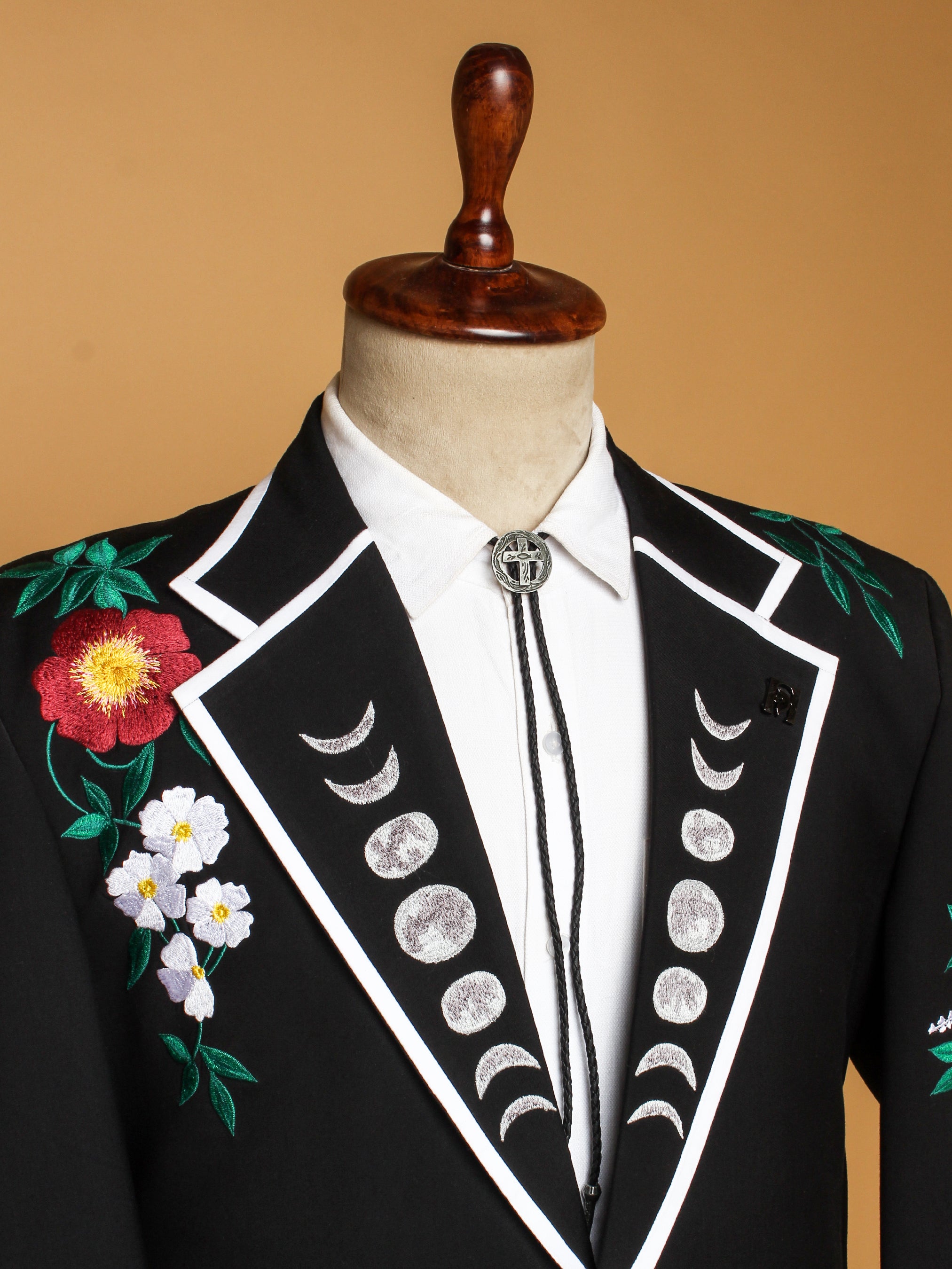 Bolo Tie Western In Pelle Intrecciata – Cravatta Country Con Emblema Indian Pattern II