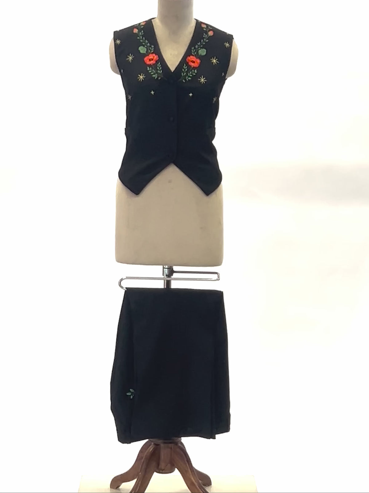 Black embroidered vest set